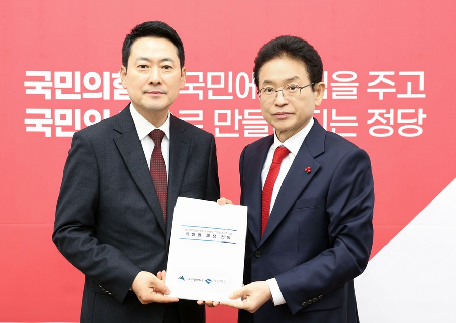 ▲ 이철우 경상북도지사(오른쪽)가 2일 ‘대구경북 통합특별시’의 성공적 출범을 위해 국회를 찾아 국민의힘 장동혁 대표에게 특별법의 조속한 처리를 강력히 요청하며 입법 드라이브를 걸었다.ⓒ경북도