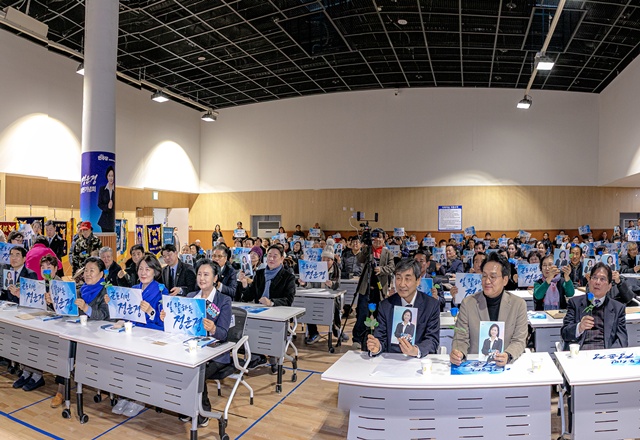 정윤경 경기도의원, 출판기념회서 시민 1000명과 소통