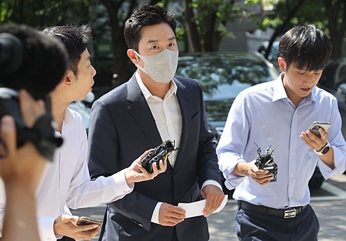 ▲ 상장을 도와준다며 코인 발행업체로부터 금품을 챙긴 혐의(특정경제범죄가중처벌법상 사기·배임수재)를 받는 프로골퍼 안성현씨가 지난 2023년 9월1일 서울 양천구 서울남부지방법원에서 열린 구속 전 피의자 심문(영장실질심사)에 출석하고 있다. ⓒ연합뉴스