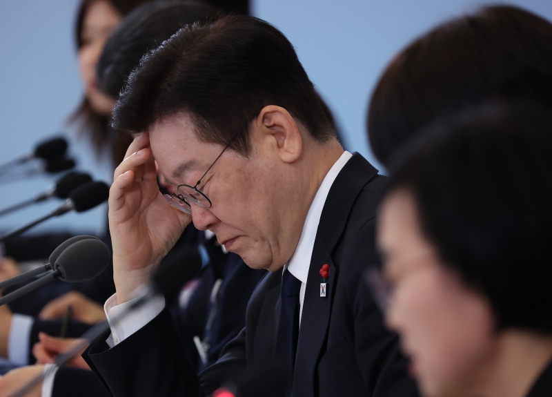 ▲ 이재명 대통령이 지난달 30일 청와대에서 열린 국가창업시대 전략회의 'K-스타트업이 미래를 만든다'에서 자료를 살펴보고 있는 모습. ⓒ뉴시스