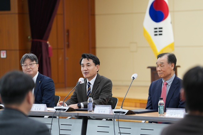 ▲ 강원특별자치도가 2일 도청 별관 4층 회의실에서 농협·신한·국민·우리·하나은행·카카오뱅크·강원신용보증재단 등 7개 기관과 '2026 소상공인 경영안정자금 금융지원 업무협약식'을 체결했다. ⓒ강원특별자치도