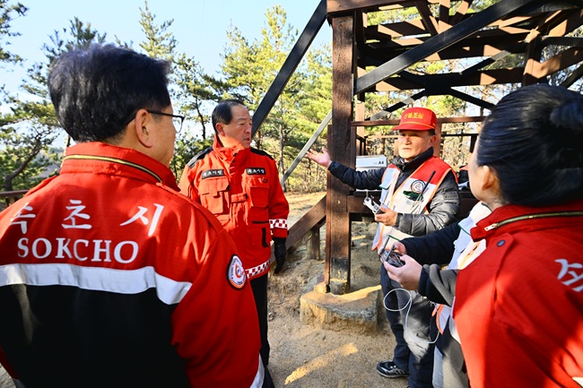 ▲ 이병선 속초시장이 2일 산불대응센터·감시초소를 현장 방문해 철저한 대응을 당부했다. ⓒ속초시