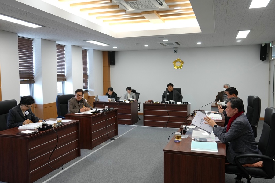 ▲ 영천시의회 산업건설위원회(위원장 김상호)는 제250회 임시회 기간인 1월 27일부터 2월 2일까지 2026년도 주요업무보고 청취를 마무리했다.ⓒ영천시의회