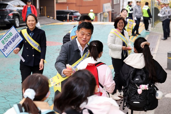 ▲ 박종효(가운데) 인천 남동구청장이 등교하는 초등학생들을 대상으로 보행자 중심 안전한 교통문화 캠페인을 벌이고 있다. ⓒ인천 남동구 제공