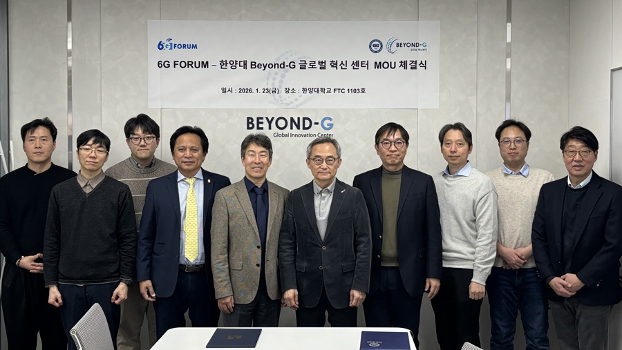 ▲ 한양대 Beyond-G 글로벌 혁신센터와 6G 포럼 참여 교수진이 MOU 체결 후 기념사진을 찍고 있다.ⓒ한양대
