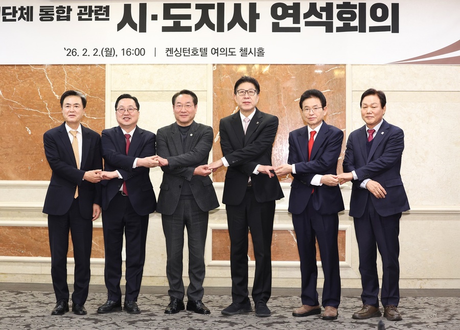 ▲ 5개 시·도 단체장들은 행정통합이 단순한 구역 개편을 넘어 지방분권 완성과 국가균형발전을 위한 국가적 과제임에 뜻을 같이했다. 이들은 통합자치단체의 핵심 과제로 △광역자치단체 위상 강화 △중앙정부 권한 이양과 재정 확보 △균형 있는 지역 발전 △기초자치단체 권한 존중을 꼽았다.ⓒ경북도