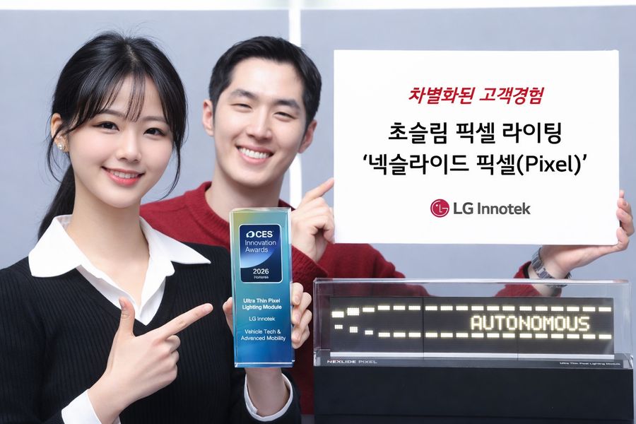 ▲ LG이노텍 직원들이 ‘넥슬라이드 픽셀(Pixel)’을 선보이고 있다. 이 제품은 라이팅 픽셀의 크기를 세계에서 가장 작은 수준으로 줄여 해상도를 대폭 개선했다.ⓒLG이노텍