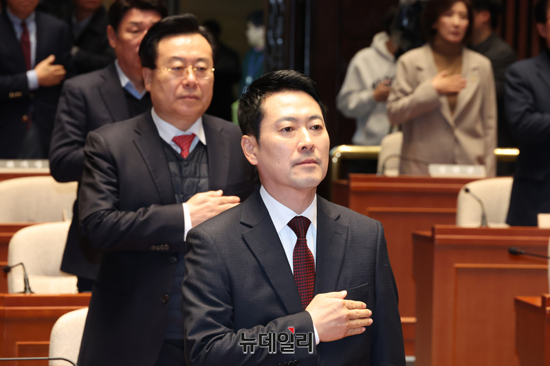 ▲ 장동혁 국민의힘 대표가 지난 2일 국회에서 열린 의원총회에 국민의례를 하고 있는 모습. ⓒ이종현 기자