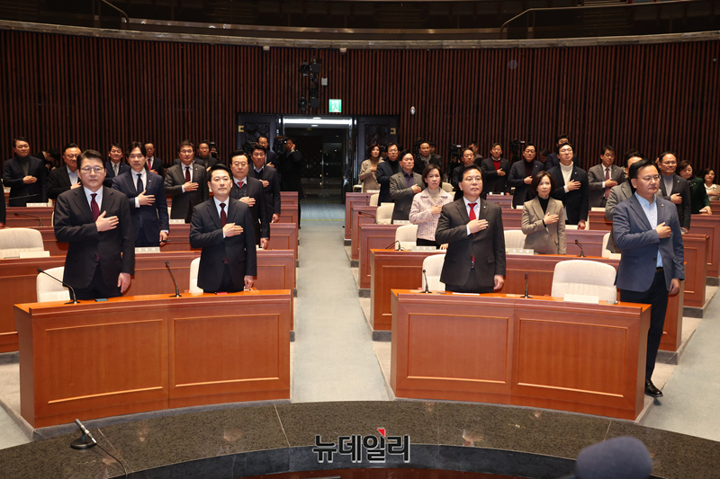 ▲ 장동혁 국민의힘 대표와 송언석 원내대표 등이 지난 2일 국회에서 열린 의원총회에 국민의례를 하는 모습. ⓒ이종현 기자