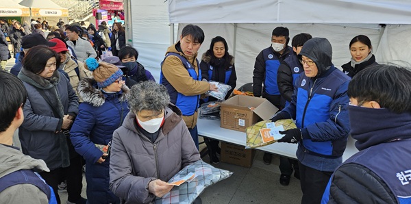 ▲ 한국수력원자력(주) 영동양수건설소가 2026 영동곶감축제 기간 축제장을 찾아 홍보활동에 참여하고, 지역 특산품을 구매하며 축제의 성공적 개최와 지역경제 활성화에 힘을 보탰다.ⓒ영동군