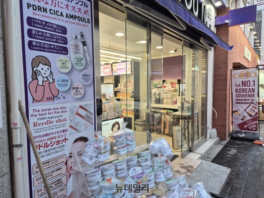 ▲ 글귀 뿐만 아니라 QR 코드를 통한 안내도 마련했다.ⓒ조현우 기자