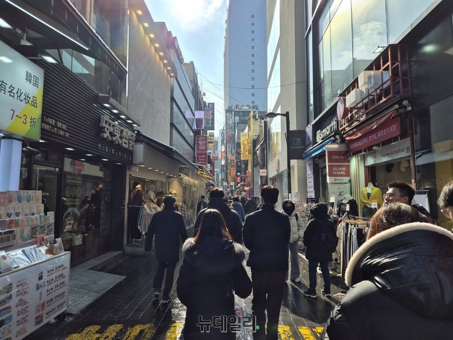 ▲ 명동을 방문한 사람들로 골목이 가득하다.ⓒ조현우 기자