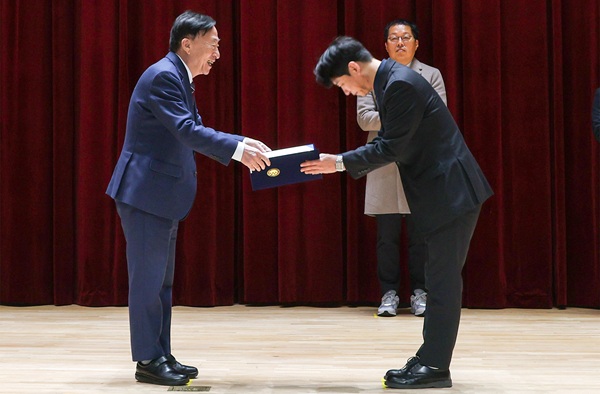 ▲ 최우수상 수상자 대전시의회 교육전문위원실 김명진 주무관.ⓒ대전시교육청