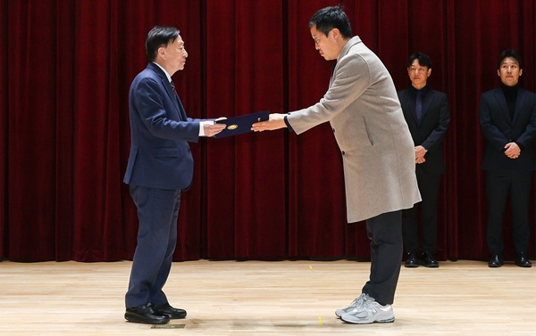 ▲ 최우수상 수상자 교육정책과 권성중 장학사.ⓒ대전시교육청