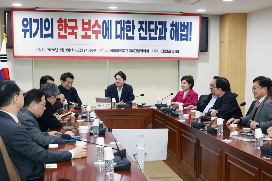 ▲ 이준석 개혁신당 대표가 3일 서울 여의도 국회 의원회관에서 대안과 미래 주최로 열린 '위기의 한국 보수에 대한 진단과 해법' 토론회에서 강연하기 전 국민의힘 의원들과 대화하고 있다. ⓒ뉴시스