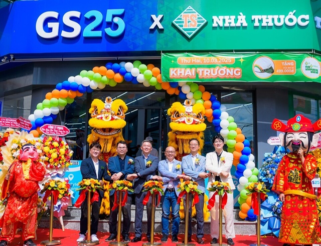 ▲ 동화제약-GS25, MOU 체결식. (좌로부터) 문현진 GS25 베트남 점포개발팀장, 최금성 GS25 베트남 법인장, 이인덕 동화약품 부사장, 마이투이년 GS25 베트남 대표, 노웅호 중선파마 법인장, 김수걸 중선파마 관리담당 부장. ⓒ동화제약