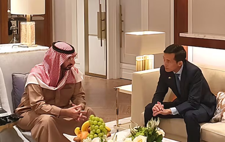 ▲ 김동관 한화그룹 부회장(오른쪽)과 압둘라 빈 반다르 알 사우드 사우디아라비아 국가방위부 장관. ⓒ한화에어로스페이스