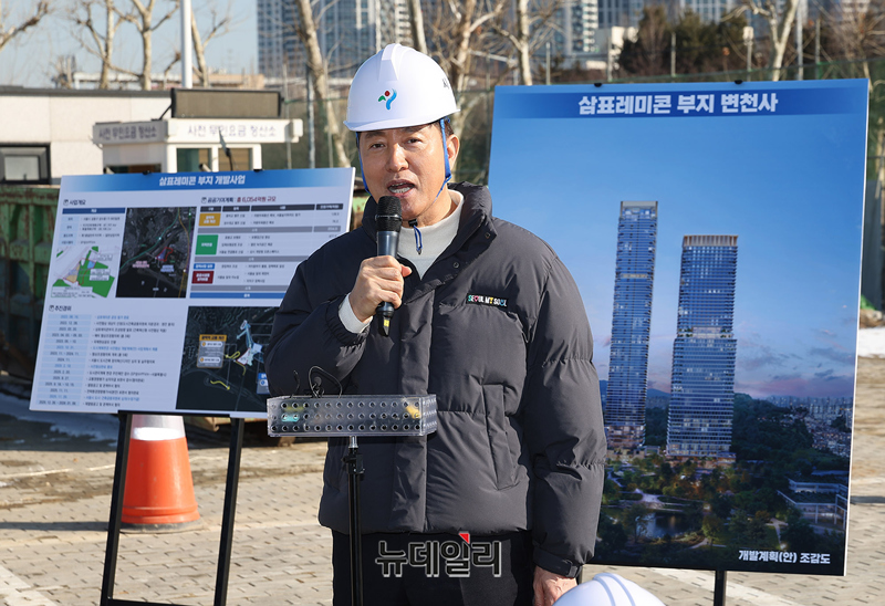 ▲ 오세훈 서울시장이 3일 오전 서울 성동구 성수동 삼표레미콘 부지를 방문해 토양점검 및 현장점검을 하고 있다. ⓒ정상윤 기자