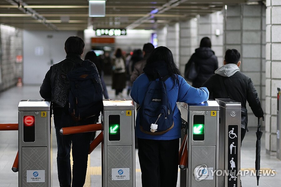 ▲ 서울 지하철 이용객들이 환승하고 있다. ⓒ연합뉴스
