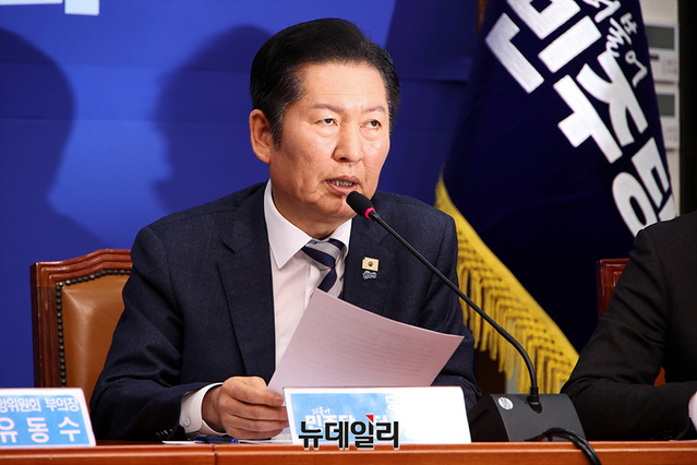 ▲ 정청래 더불어민주당 대표가 지난 2일 오전 서울 여의도 국회에서 열린 제5차 더불어민주당 중앙위원회 회의에서 모두발언을 하고 있다. ⓒ서성진 기자