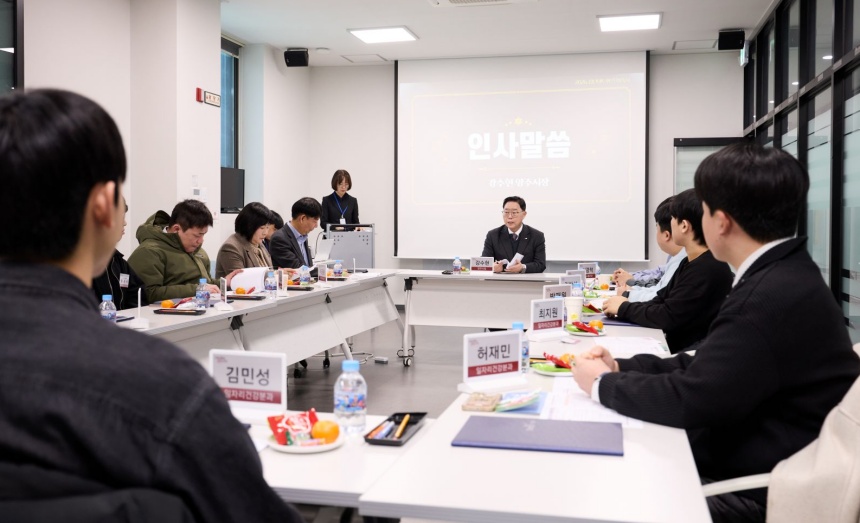 ▲ 강수현 양주시장이 청년 네트워크 위원들에게 위촉장을 수여하고 소통하는 시간을 가졌다 ⓒ양주시 제공