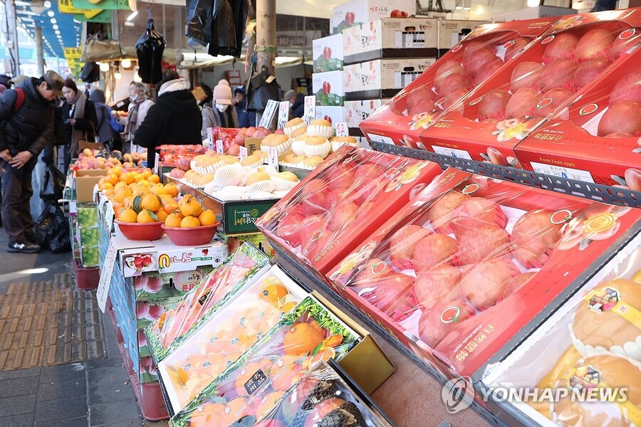 ▲ 설 명절을 앞둔 27일 서울의 한 전통시장에서 시민들이 장을 보고 있다. ⓒ연합뉴스