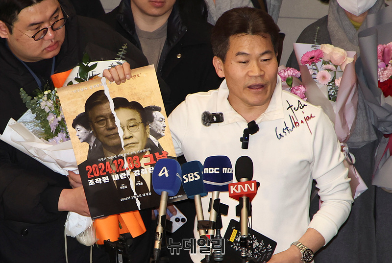 ▲ 전한길씨가 3일 오후 인천국제공항 제2여객터미널을 통해 귀국하며 입장을 밝히고 있다. ⓒ인천=서성진 기자