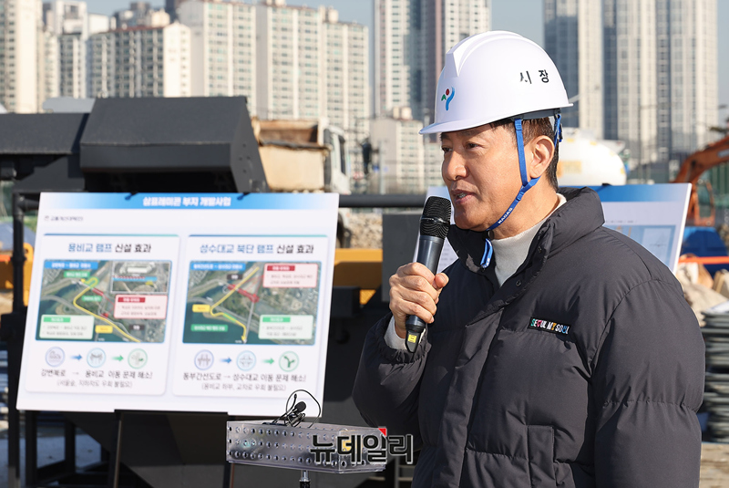 ▲ 오세훈 서울시장이 3일 오전 서울 성동구 성수동 삼표레미콘 부지를 방문해 토양점검 및 현장점검을 마치고 발언하고 있다. ⓒ정상윤 기자