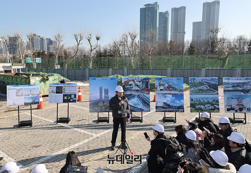 ▲ 오세훈 서울시장이 3일 오전 서울 성동구 성수동 삼표레미콘 부지를 방문해 토양점검 및 현장점검을 마치고 발언하고 있다. ⓒ정상윤 기자