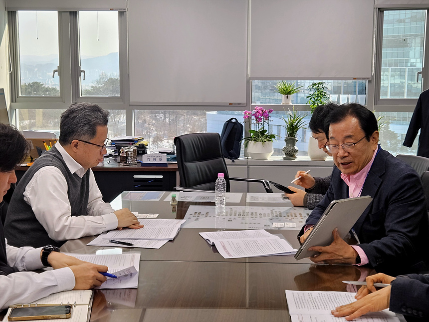 ▲ 이현재 하남시장이 2일 김영국 국토교통부 주택공급추진본부장을 만나 교산신도시의 정부 약속 이행과 위례신사선 하남 연장 등 현안 해결을 요청했다 ⓒ하남시 제공