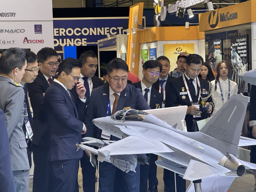 ▲ 싱가폴 국방장관이 KAI 부스를 방문했다. ⓒKAI