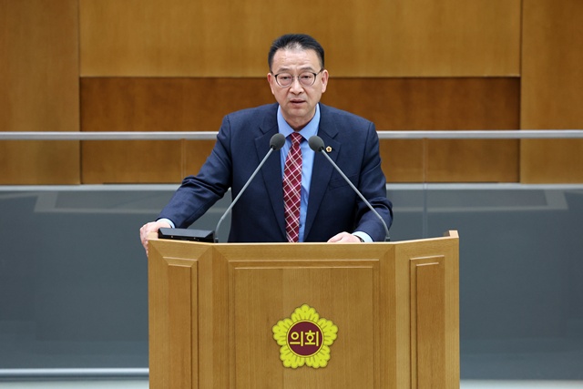 ▲ 백현종 경기도의회 국민의힘 대표의원이 3일 제388회 임시회 교섭단체 대표연설을 하고 있다. ⓒ경기도의회 제공