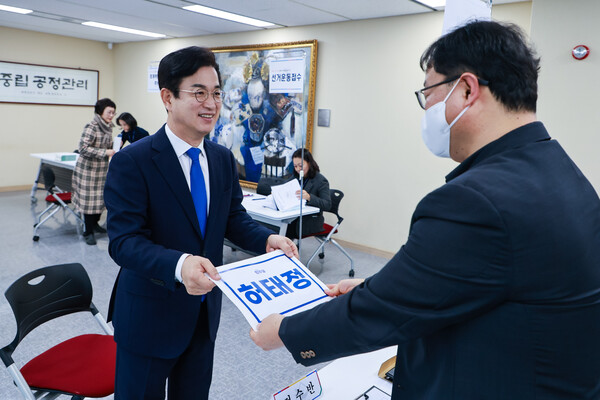 ▲ 허태정 전 대전시장이 3일 선관위를 찾아 대전광역시장 예비후보로 등록하며 지방선거 재도전을 공식화했다.ⓒ대전언론인클럽기자단