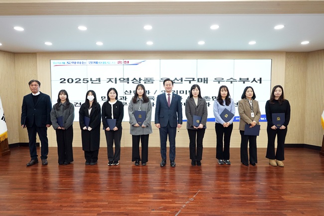 ▲ 홍천군이 2025년 하반기 민원 친절상 및 민원 처리 마일리지제 우수공무원 14명을 선정해 2일에 실시한 2월 정례직원 조회에서 시상했다. ⓒ홍천군