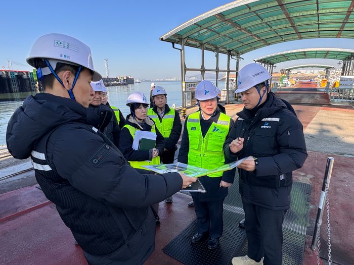 ▲ 이경규(오른쪽 두번째) IPA 사장이 3일 인천항 연안여객티머널에서 안전관리 실태를 점검하고 있다.ⓒ인천항만공사 제공