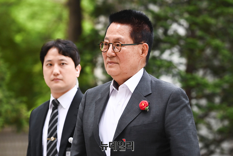 [단독] '응급실 특혜 의혹' 박지원 의원 피고발 … "직권남용·업무방해 혐의"