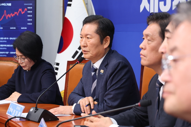 ▲ 정청래 더불어민주당 대표가 3일 오후 서울 여의도 국회에서 '1인1표제' 당헌 개정안 중앙위원회 가결에 대한 기자회견을 하고 있다. ⓒ뉴시스