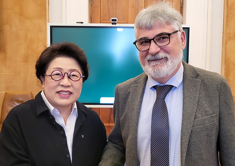 ▲ 상명대 김종희 총장(왼쪽)과 사피엔차 대학 카를로 마씨모 카씨올라(Carlo Massimo Casciola) 공과대학장이 협력 방안을 논의한 후 기념촬영을 하고 있다.ⓒ상명대