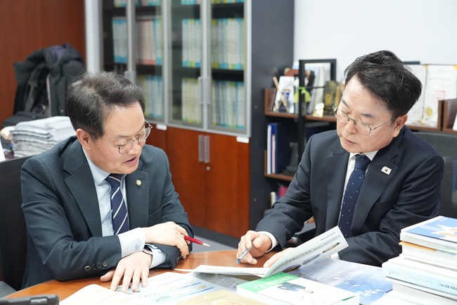 ▲ 육동한 춘천시장과 춘천시 관계자들은 3일 지역구 허영 의원을 방문해 지역 핵심 사업에 대한 국회 차원의 관심과 협력을 건의했다. ⓒ춘천시