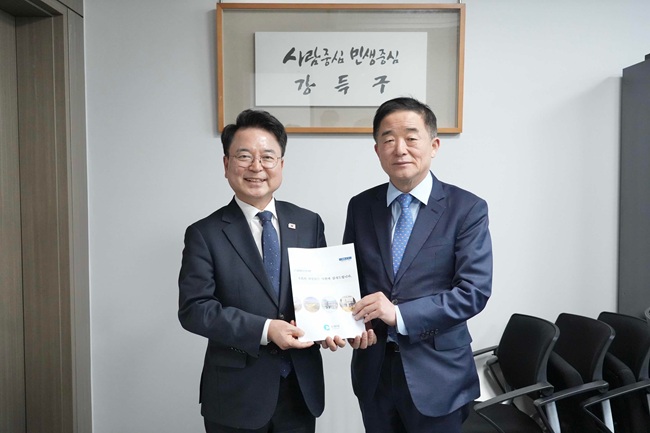 ▲ 육동한 춘천시장과 춘천시 관계자들은 3일 강득구 의원을 방문해 지역 핵심 사업에 대한 국회 차원의 관심과 협력을 건의했다. ⓒ춘천시