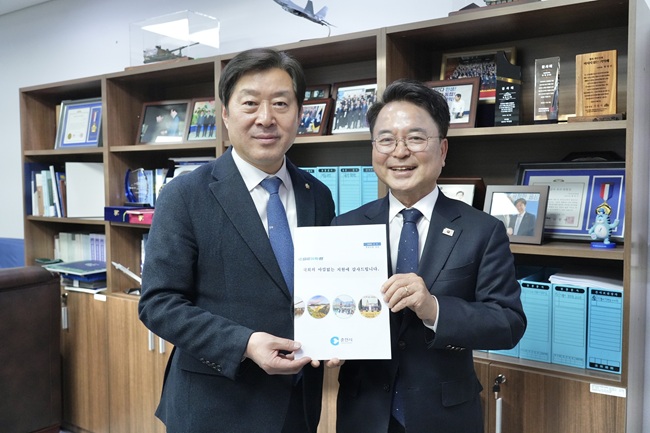 ▲ 육동한 춘천시장과 춘천시 관계자들은 3일 황명선 의원을 방문해 지역 핵심 사업에 대한 국회 차원의 관심과 협력을 건의했다. ⓒ춘천시