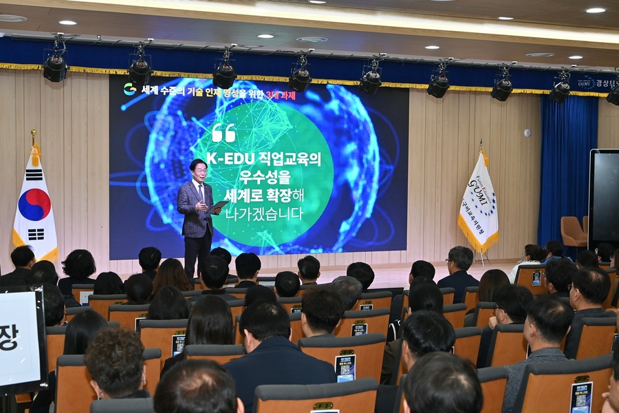 ▲ 경북교육청(교육감 임종식)은 3일 구미시에 있는 구미교육지원청 다목적 강당에서 ‘경상북도교육청 직업교육 소통·공감의 날’을 개최했다(비전 설명중인 임종식 교육감).ⓒ경북교육청