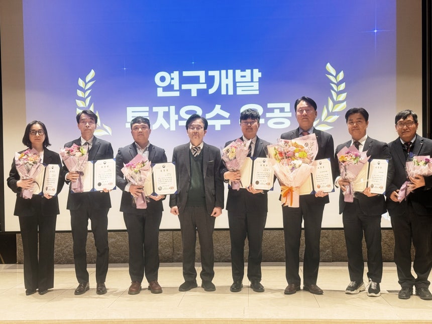 ▲ 3일 서울 LW 컨벤션에서 개최된 '2025년 연구개발투자 우수기관 유공 포상' 행사에서 수상기관 관계자들이 기념촬영을 하고 있다. ⓒ한국부동산원