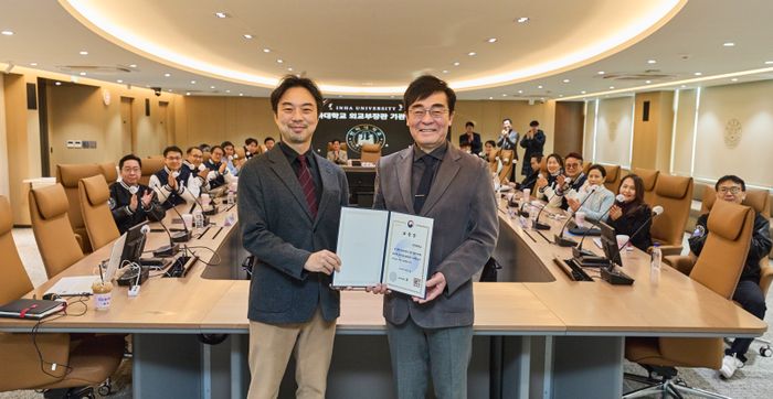 ▲ 조명우(오른쪽)인하대 총장이 전태준 국제화사업단장으로 부터 외교부 장관 표창을 전달받고 기념 촬영을 하고 있다.ⓒ인하대 제공