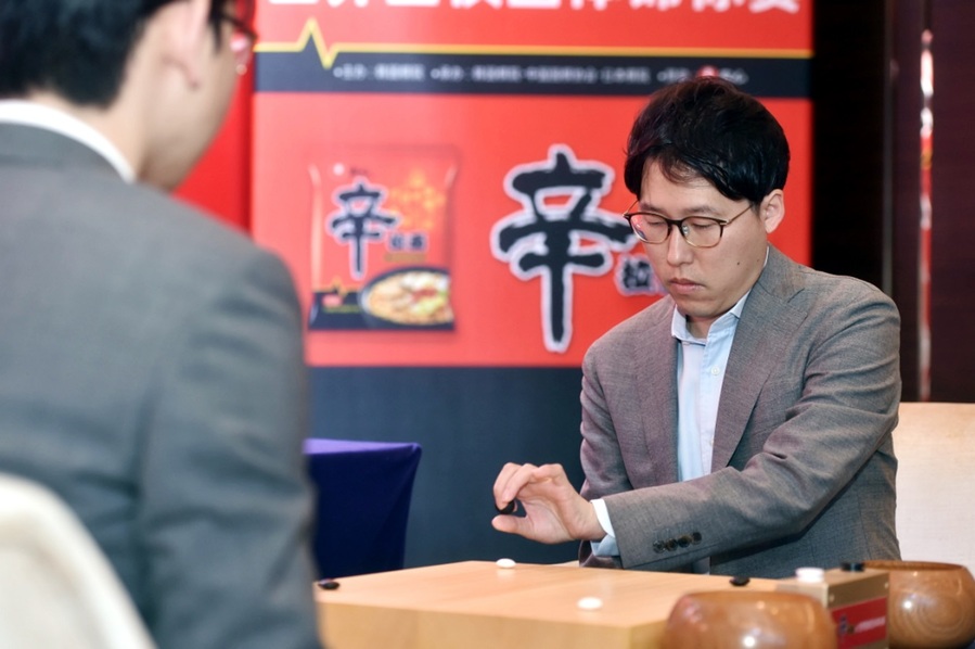 ▲ 농심배에서 일본의 이야마 9단이 중국의 딩하오 9단을 꺾으며 3연승을 달렸다.ⓒ한국기원 제공