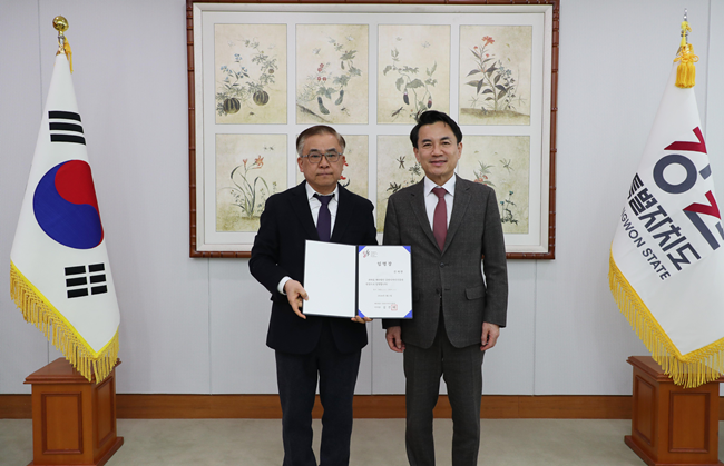 ▲ 진재한 원장이 지난 3일 김진태 강원특별자치도지사로부터 임명장을 수여받고, 4일 진흥원 대회의실에서 취임식을 가진 후 본격적인 업무를 시작한다. ⓒ강원디자인진흥원