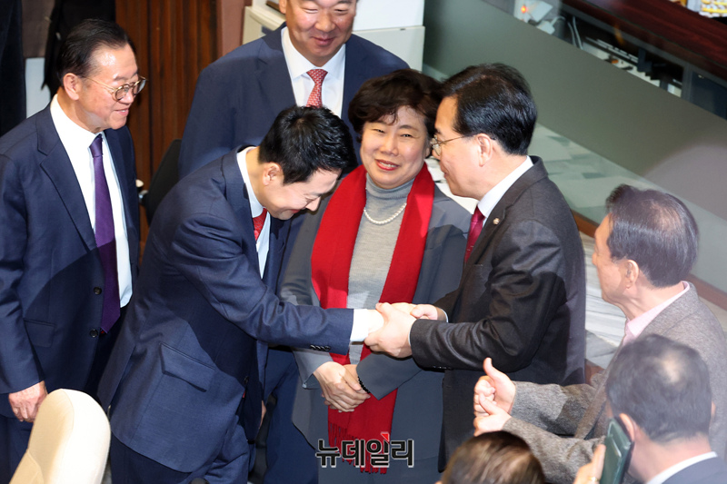 ▲ 장동혁 국민의힘 대표가 4일 서울 여의도 국회에서 열린 본회의에서 국정에 관한 교섭단체 대표 연설을 마친 뒤 송언석 원내대표와 악수하고 있다. ⓒ 이종현 기자