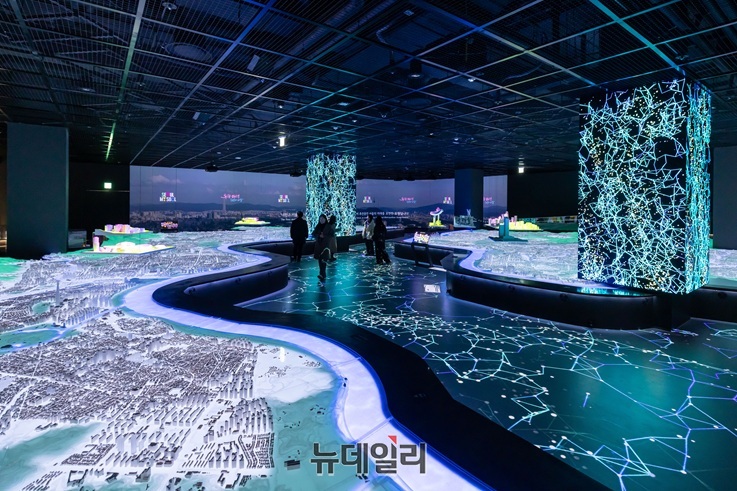 ▲ 서울시청 지하 1층에는 서울 전체를 1600:1 비율로 축소한 정밀 지도 모형이 들어섰다. ⓒ서울시