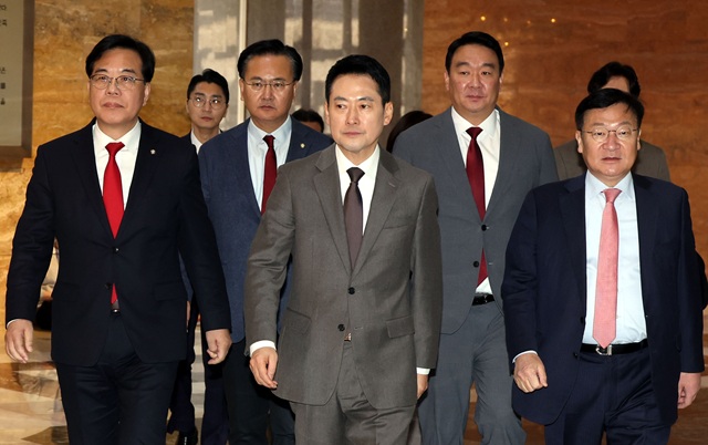 ▲ 장동혁 국민의힘 대표를 비롯한 당 지도부가 지난 2일 의원총회를 위해 국회에서 이동하고 있는 모습. ⓒ뉴시스