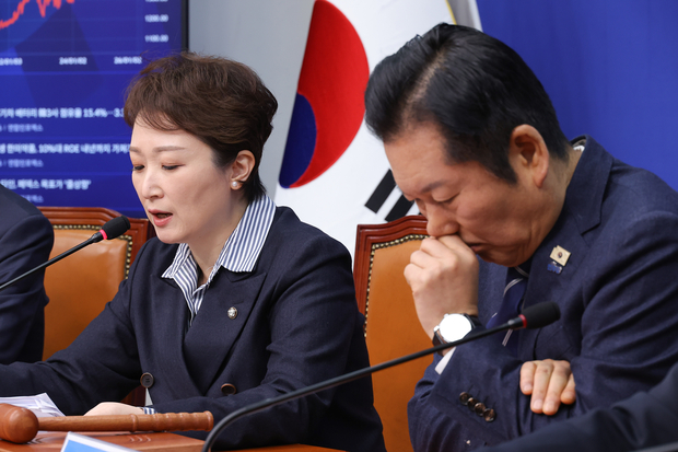 ▲ 이언주(왼쪽) 더불어민주당 최고위원이 4일 국회에서 열린 최고위원회의에서 발언하고 있다. ⓒ연합뉴스